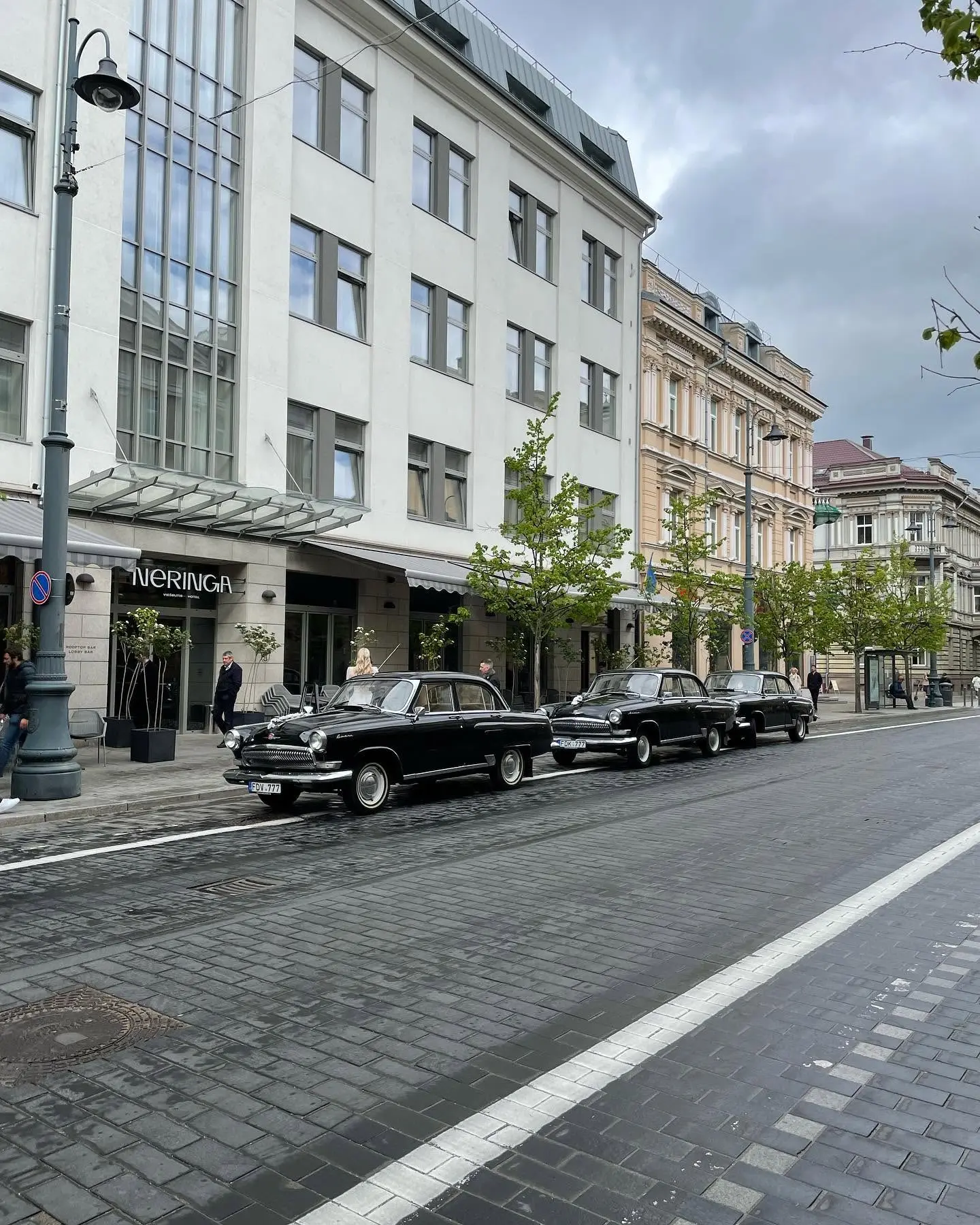Trys juodos „Volgos“ miesto gatvėje