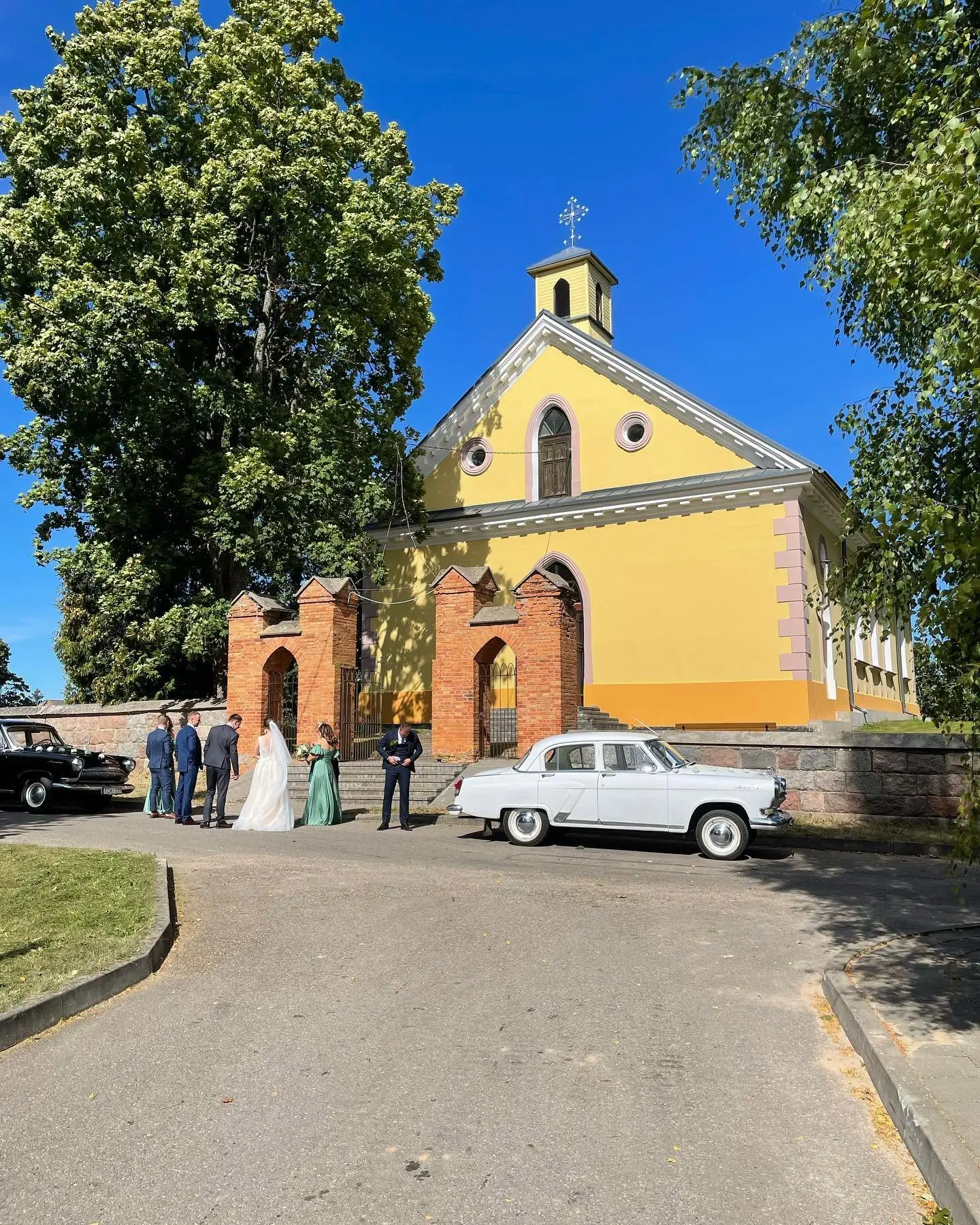 Balta „Volga“ prie bažnyčios